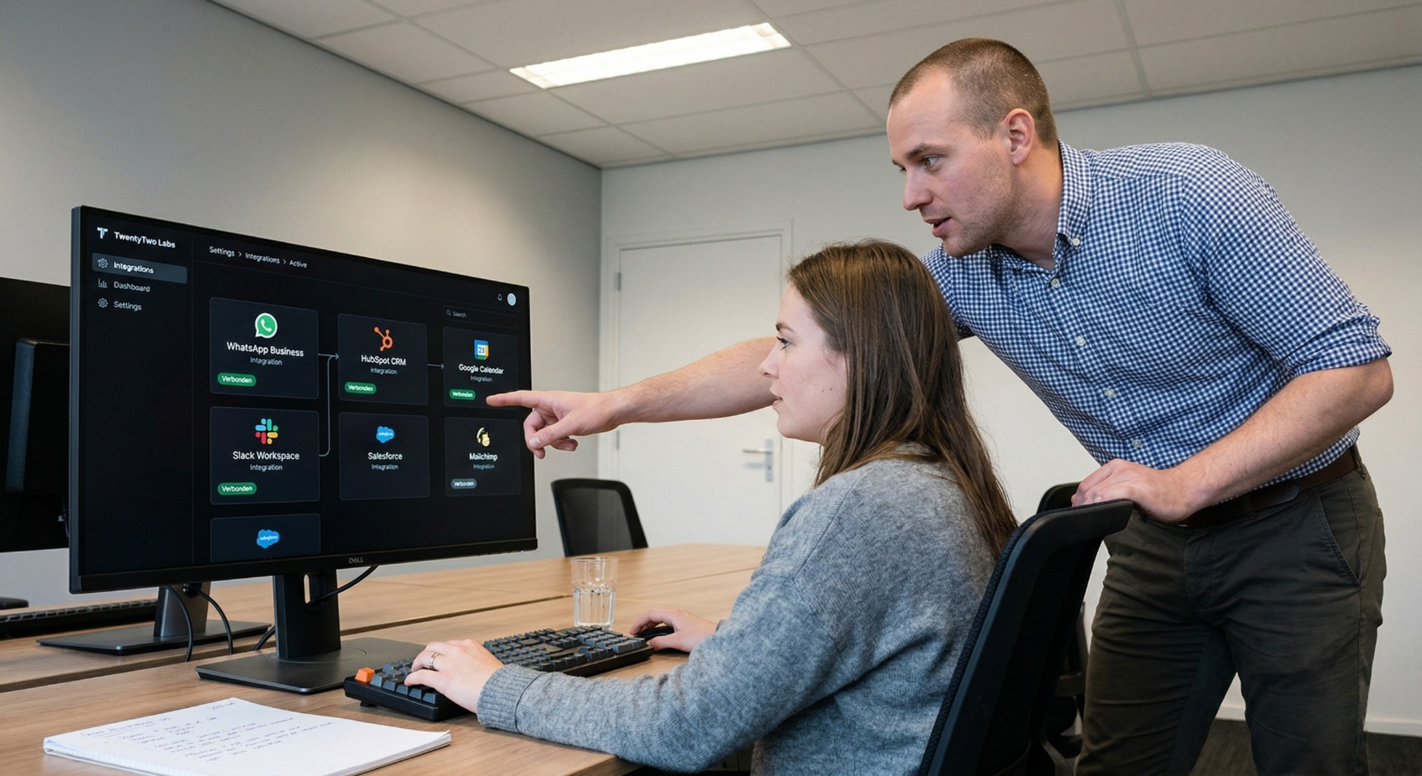Ontwikkelaar bouwt AI workflow blauwdruk op laptop scherm